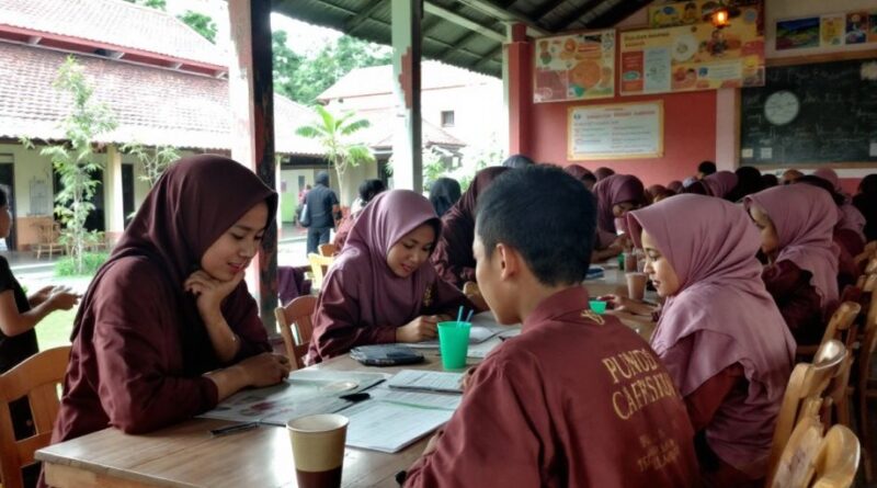 Siswa belajar di Pondok Pesantren dengan suasana harmonis.